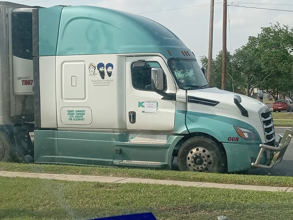 Kenworth sleeper tractor on a roadside service call in the Rio Grande Valley
